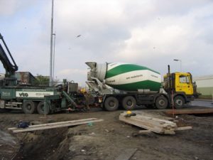Betonwagen op bouwplaats