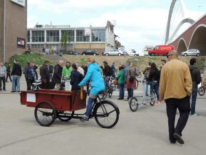 Vrouw op Bakfiets met Oversteek op achtergrond