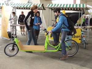 Bijzondere bakfiets met bewonderaars eromheen