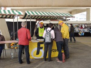 Fietsersbondkraam met bezoekers