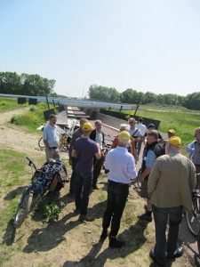 Groep fietsers staat stil en krijgt uitleg bij fietstunnel onder de A15