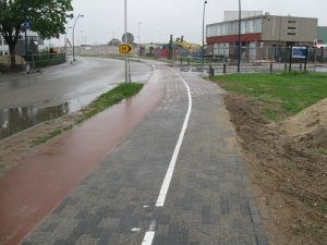 Fietspad met klein deel rood asfalt en rest klinkers
