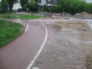 Snelfietsroute met maar deel rood asfalt en rest klinkers