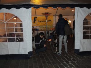 Fietsenmaker in actie bij tent