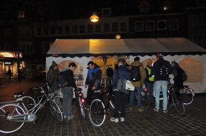 Rij bij de tent