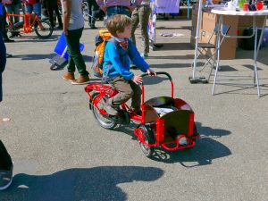 jongen met kinderbakfiets