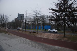 berm die wordt benut om dubbelzijdig fietspad over te steken