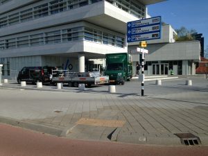 vrachtauto en bestelbus met lange aanhanger bij nieuwbouw HAN